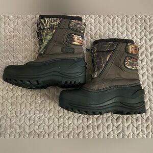 ITASCA Camo accent Fabric upper BOOTS youth Kids size 2 Rubber base Zipper